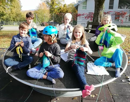 Kinder stricken draussen